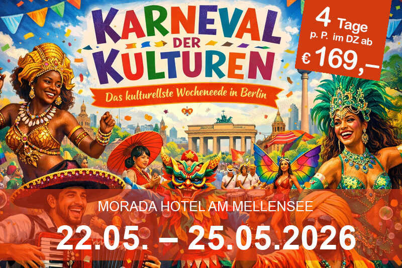 Ein ruhiger See mit Wolkenspiegelungen und überhängenden Ästen am Ufer.