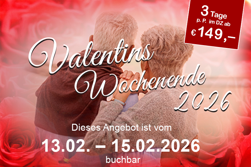 Luftbild einer Küstenstadt mit Sandstrand und grünem Hinterland.