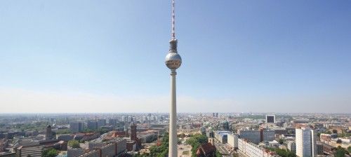 Berliner Fernsehturm mit Ausblick über die Stadt bei klarem Himmel.